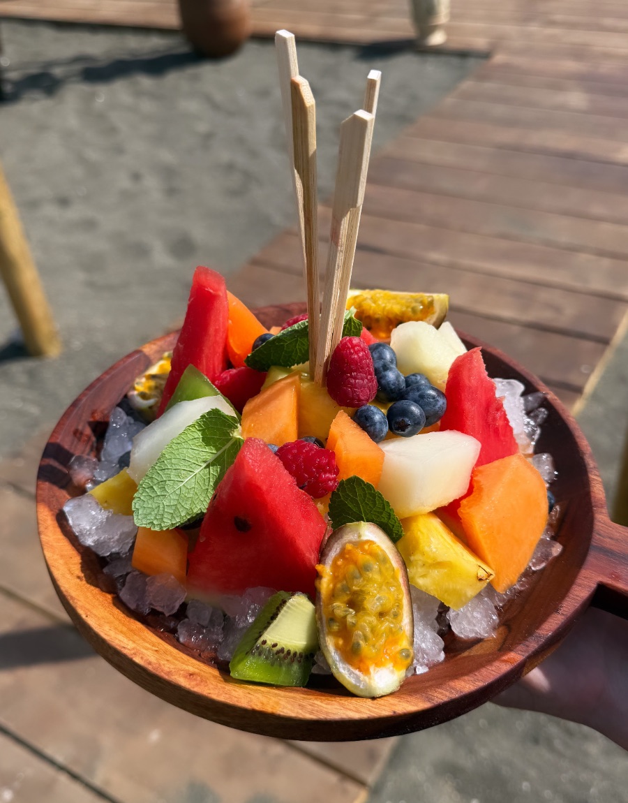 Coppa di frutta fresca sul ghiaccio